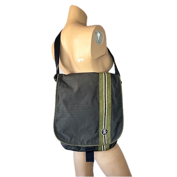 Crumpler Unisex Lightweight Friday Nylons Vertical Messenger Laptop Bag - Picture 10 of 17